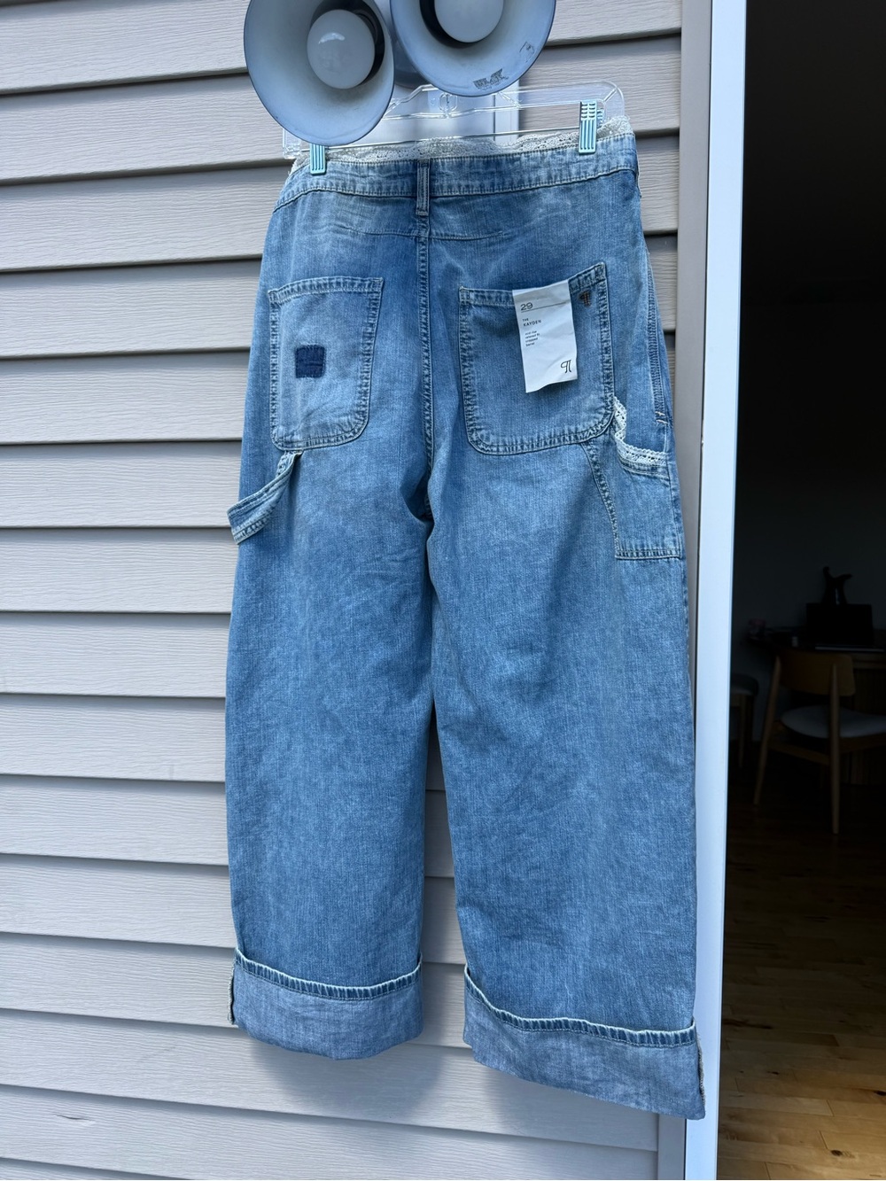 New! Pilcro Kayden High-Rise Carpenter
Barrel Jeans! Size 29 - Picture 3 of 9